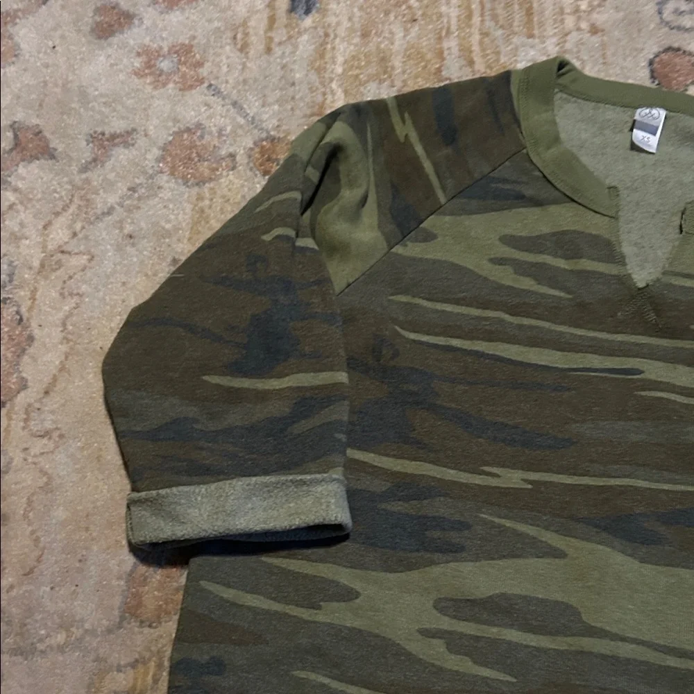Women's Camouflage Sweatshirt Size Extra Small